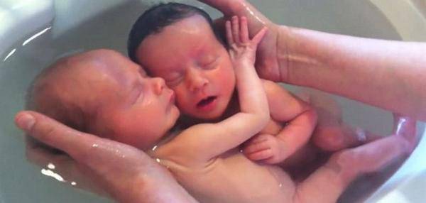 bébés jumeaux nouveau-nés
