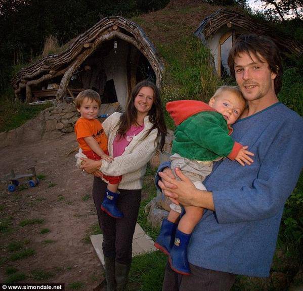 Un homme construit une maison de conte de fées