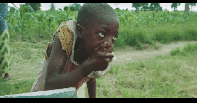 enfants zambiens ont accès à l’ eau potable