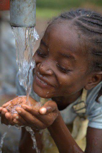 enfants zambiens ont accès à l’ eau potable