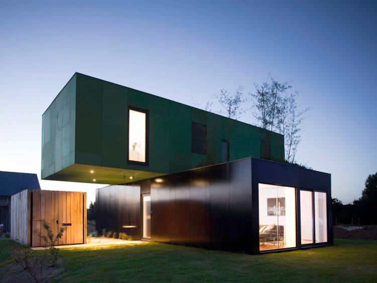 Eco-Friendly Crossbox House by CG Architectes By night