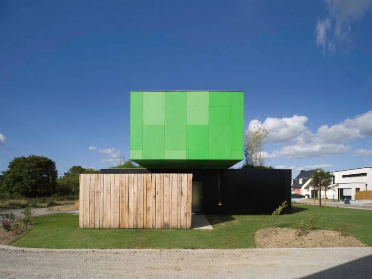 Eco-Friendly Crossbox House by CG Architectes Street View