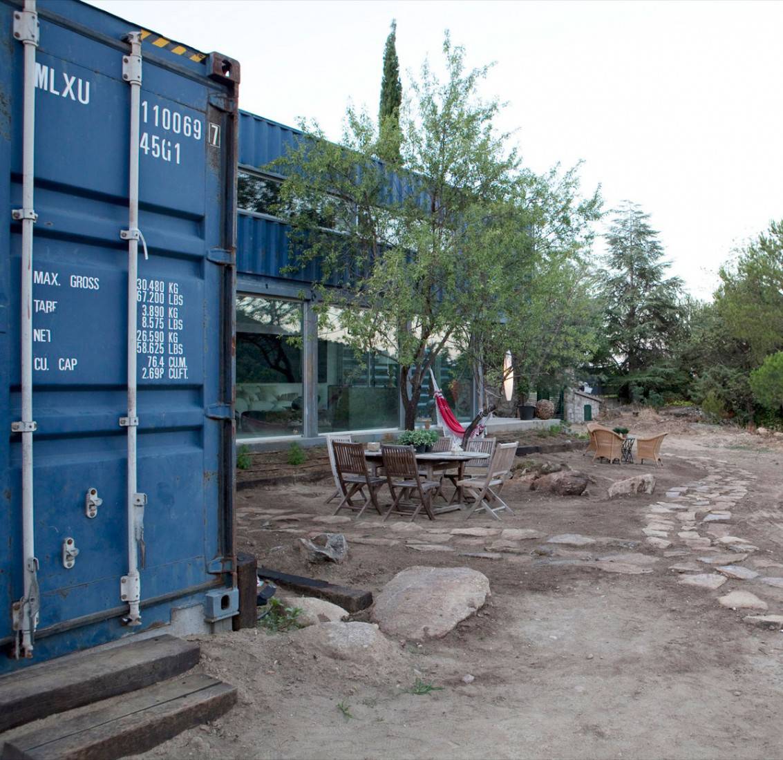 Shipping Container House in El Tiemblo Blue