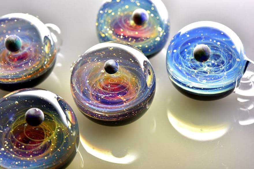 espace-verre-planètes-galaxies-étoiles-pendentifs-satoshi-tomizu-2