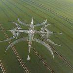 Un autre nouveau mystérieux agroglyphe est apparu dans un champ près de Stonehenge. Cette conception est seulement à environ un kilomètre du site infâme et mystérieux de Stonhenge. De plus en plus de crop circles sont apparus près de Stonehenge au cours des dernières décennies.