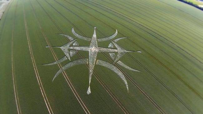 Un autre nouveau mystérieux agroglyphe est apparu dans un champ près de Stonehenge. Cette conception est seulement à environ un kilomètre du site infâme et mystérieux de Stonhenge. De plus en plus de crop circles sont apparus près de Stonehenge au cours des dernières décennies.