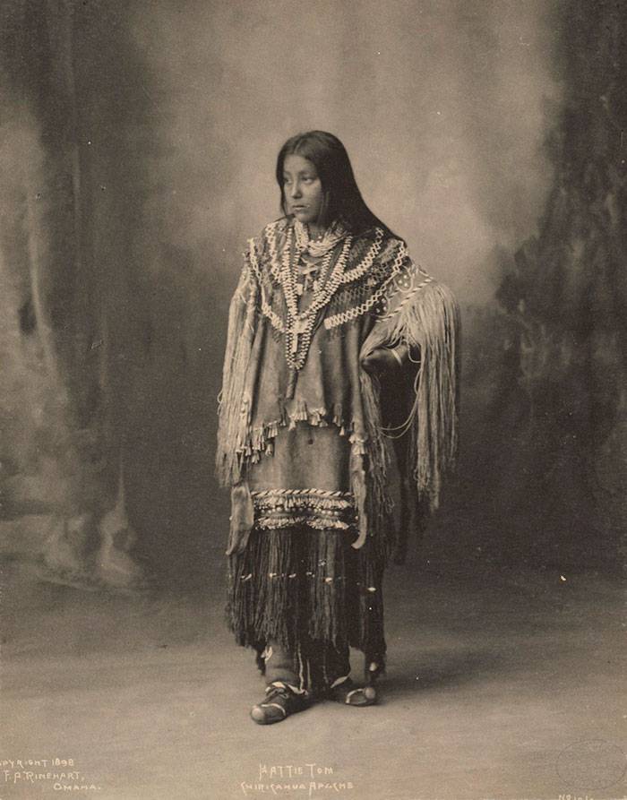 vintage-native-american-girls-portrait-photography-1-575a5eb65d1ca__700amérindiennes-amérindiennes
