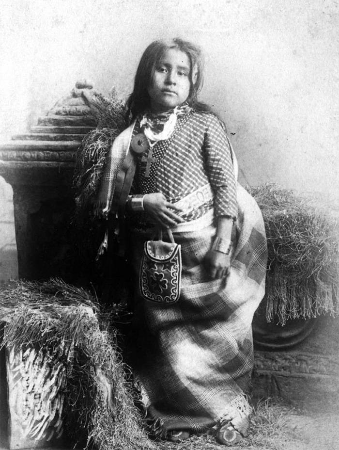 vintage-native-american-girls-portrait-photography-13-575a708f0ada1__700amérindiennes-amérindiennes