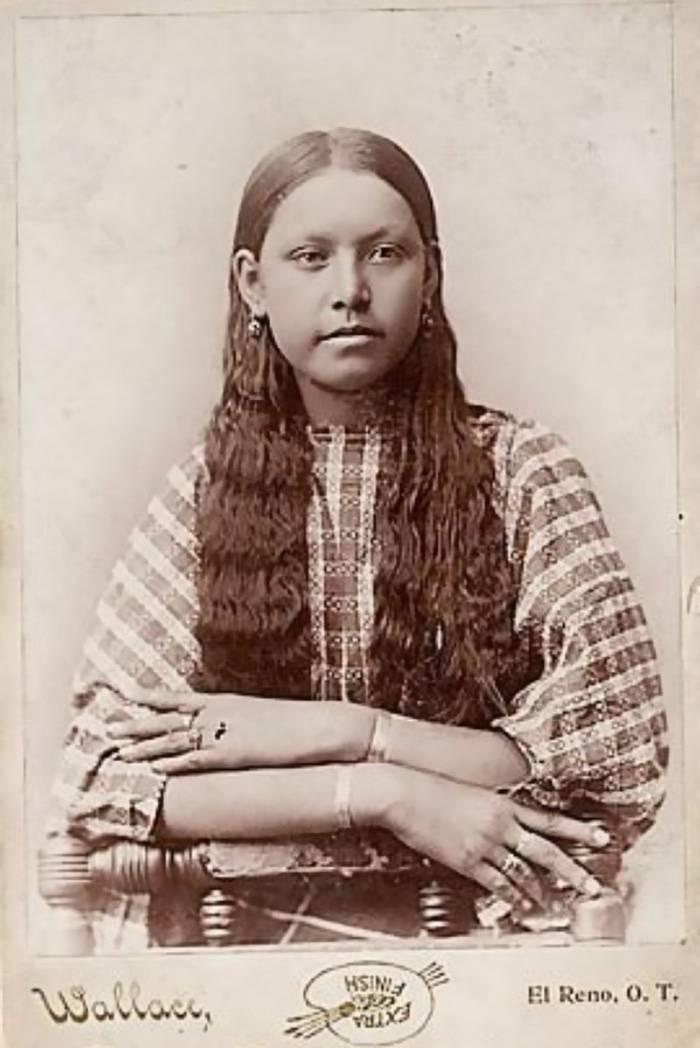 vintage-native-american-girls-portrait-photography-15-575a73226ce37__700amérindiennes-amérindiennes