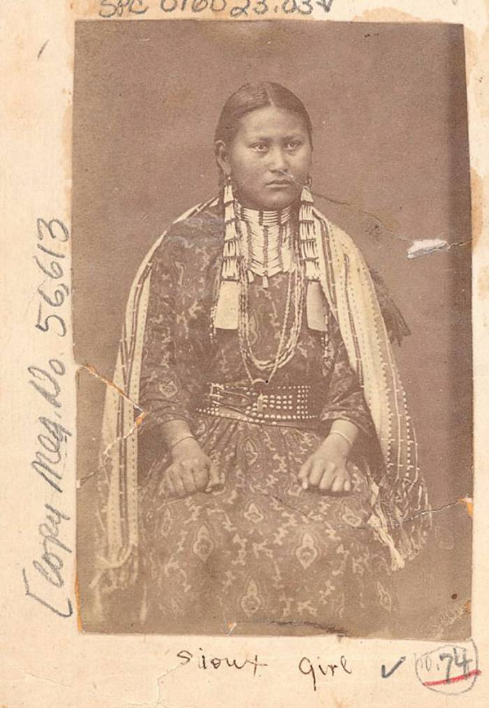 vintage-native-american-girls-portrait-photography-16-575a747abb36a__700amérindiennes-amérindiennes