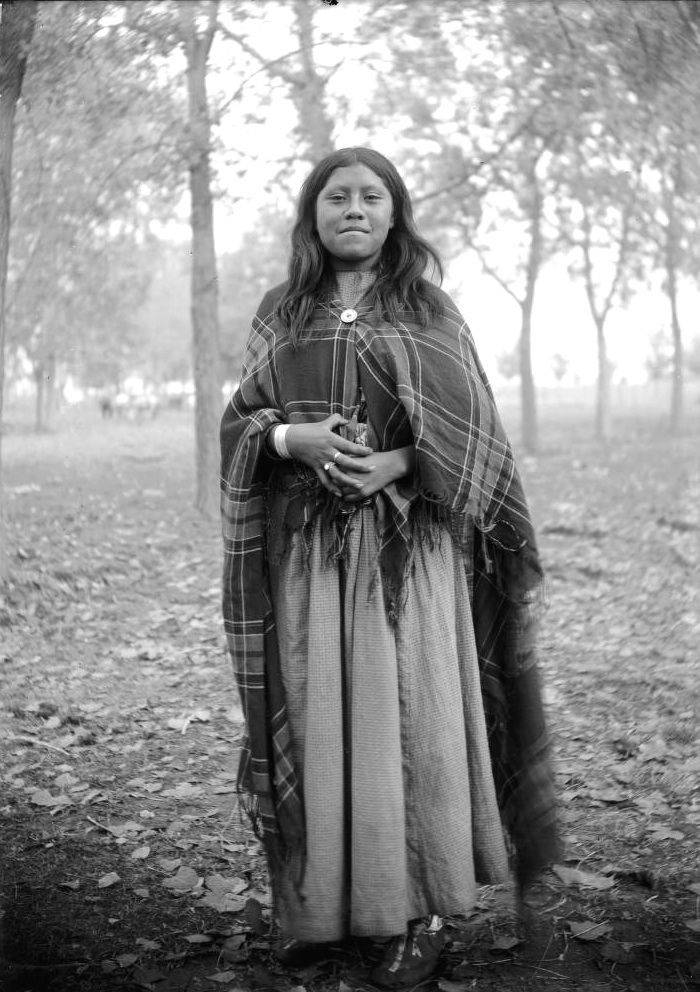 vintage-native-american-girls-portrait-photography-18-575a7631c4d60__700amérindiennes-amérindiennes