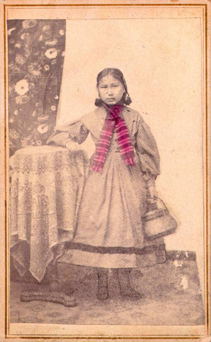 vintage-native-american-girls-portrait-photography-22-575a79af9ab3c__700amérindiennes-amérindiennes