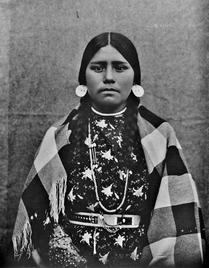 vintage-native-american-girls-portrait-photography-35-575a84eae56e5__700amérindiennes-amérindiennes