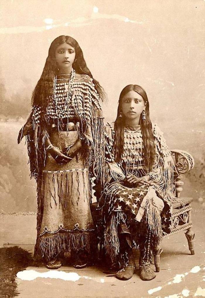vintage-native-american-girls-portrait-photography-7-575a66598058a__700amérindiennes-amérindiennes