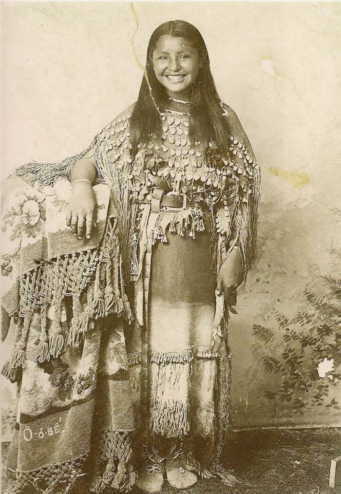 Associer les mots: - Page 14 Vintage-native-american-girls-portrait-photography-8-575a67c04228f__700am%C3%A9rindiennes-am%C3%A9rindiennes