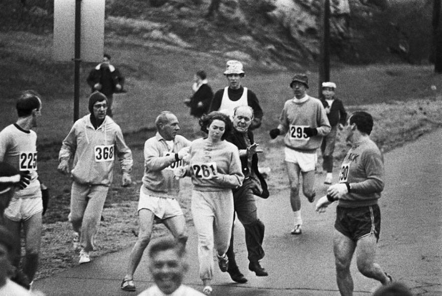 Kathrine Switzer lors du marathon de Boston. Elle est devenue la première femme à terminer la course. [1967]