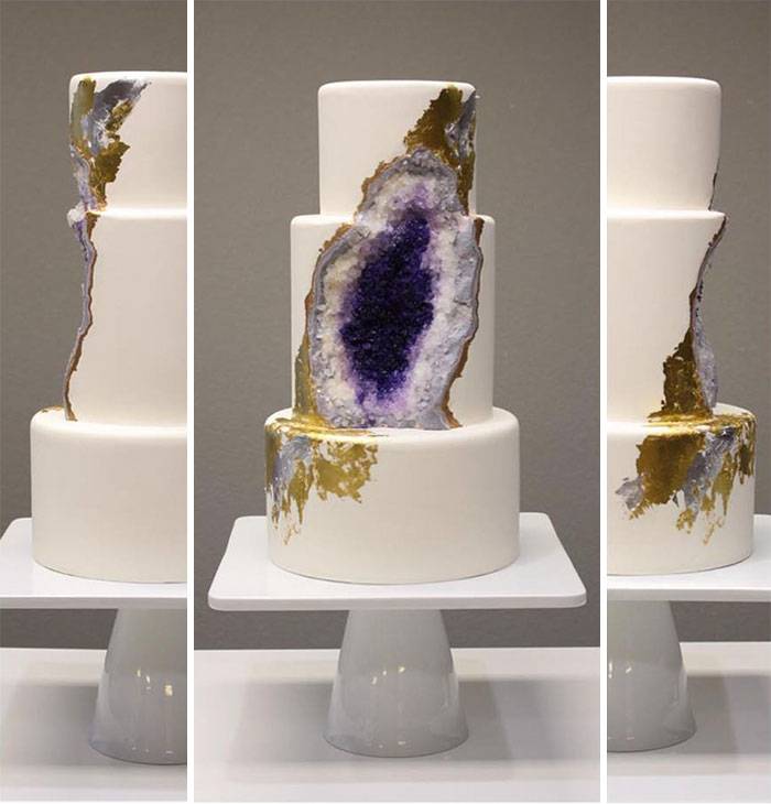 Gâteau De Mariage Geode Avec Cristaux Comestibles Et Fleurs Sur Une Table  Blanche Générée Photo stock - Image du délicieux, gâteau: 273794194