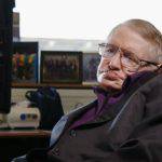 Stephen Hawking est l'un des plus grands esprits de notre temps. Il est bien connu pour ses contributions dans les domaines de la cosmologie
