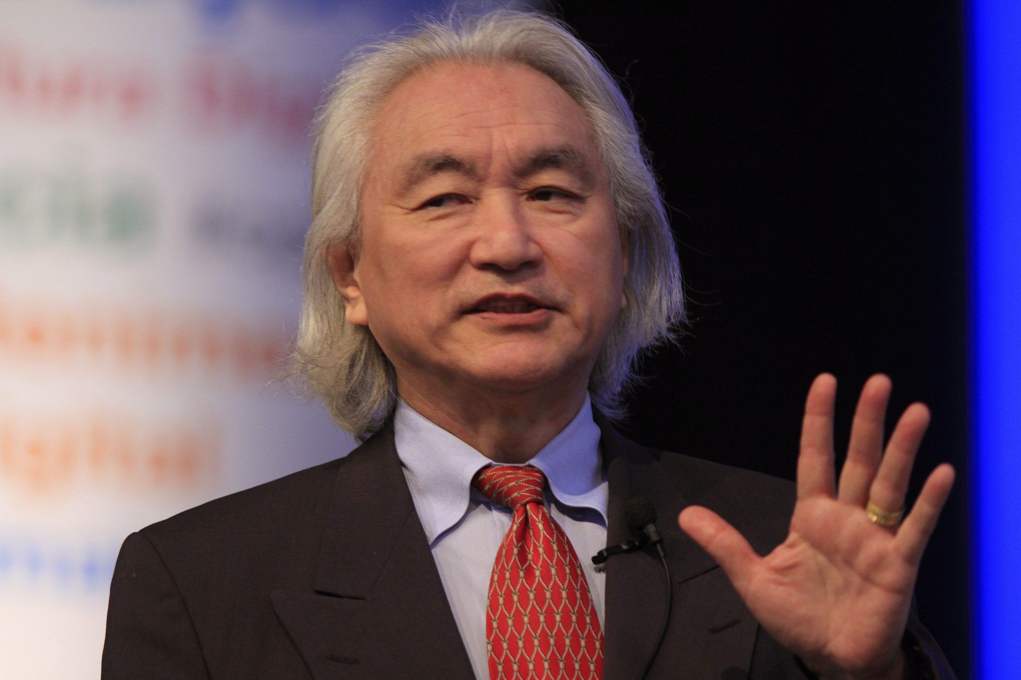 « La résolution finale affirmerait que Dieu serait un mathématicien. » Michio Kaku s’est fait toute une renommée en tant que physicien théorique de premier plan mondial sans crainte de dire ce qu’il pensait.