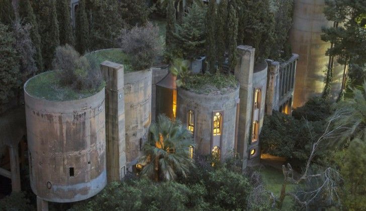 C'est en 1973 que l'architecte Ricardo Bofill a connu cette usine de ciment désaffectée: une relique de la Grande Guerre, sale et peu attrayante,