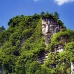Cachée à la vue de tous, sous une végétation luxuriante depuis des milliers d'années, une incroyable statue de Bouddha réapparaît dans la province chinoise de Guiyang.