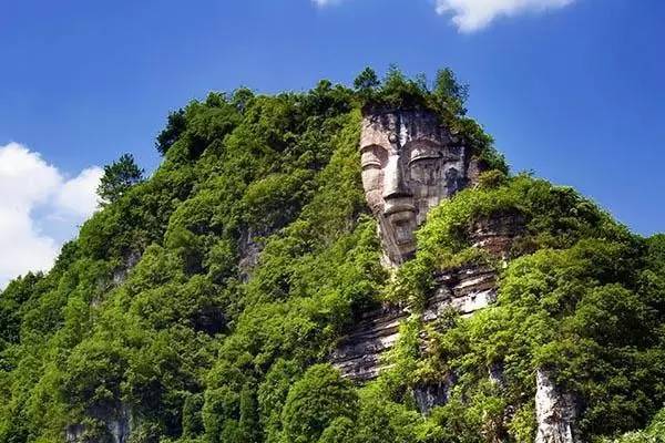 Cachée à la vue de tous, sous une végétation luxuriante depuis des milliers d'années, une incroyable statue de Bouddha réapparaît dans la province chinoise de Guiyang.