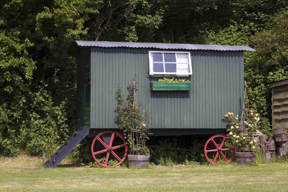 un adolescent construit sa petite maison