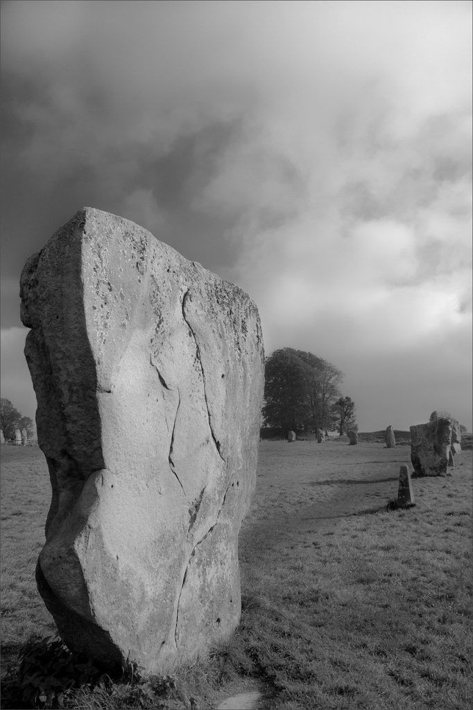 Vos ancêtres décédés influencent-ils votre vie ? Avebury-4525606_1280-682x1024