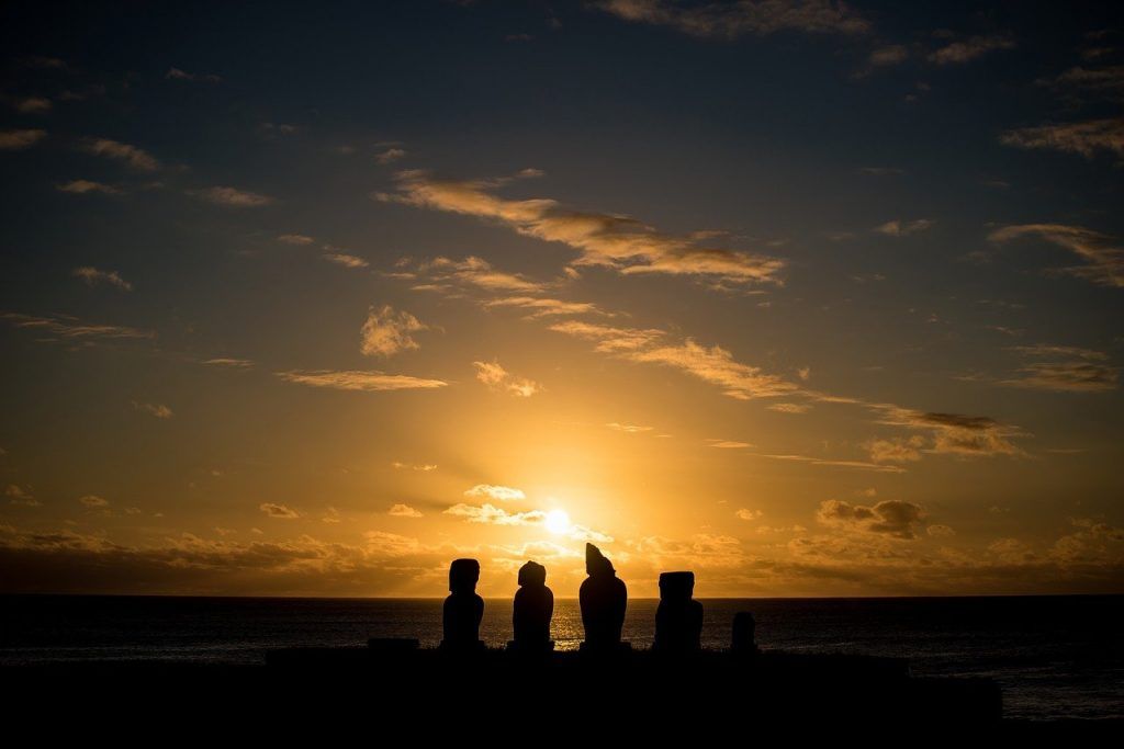 Vos ancêtres décédés influencent-ils votre vie ? Easter-island-1824761_1280-1024x683