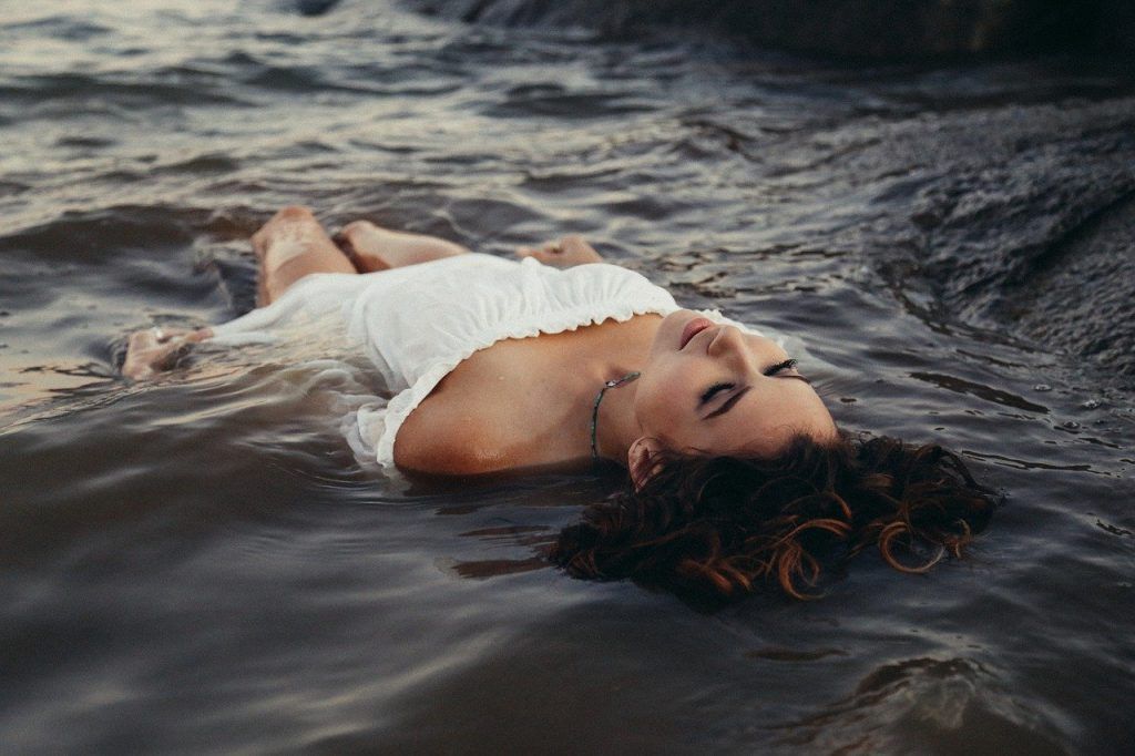 Pourquoi l'eau nous fait nous sentir aussi bien? Il y a en fait ...