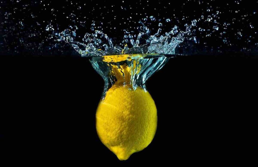  citron dans un verre d'eau