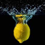 citron dans un verre d'eau