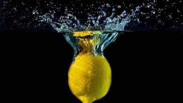 citron dans un verre d'eau