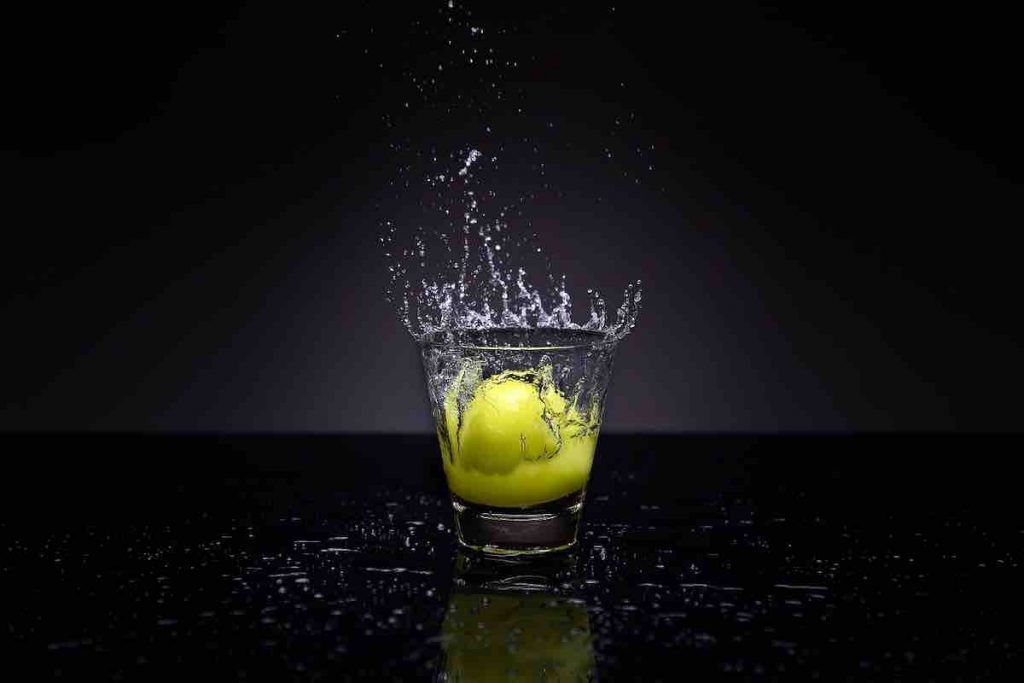 citron dans un verre d'eau
