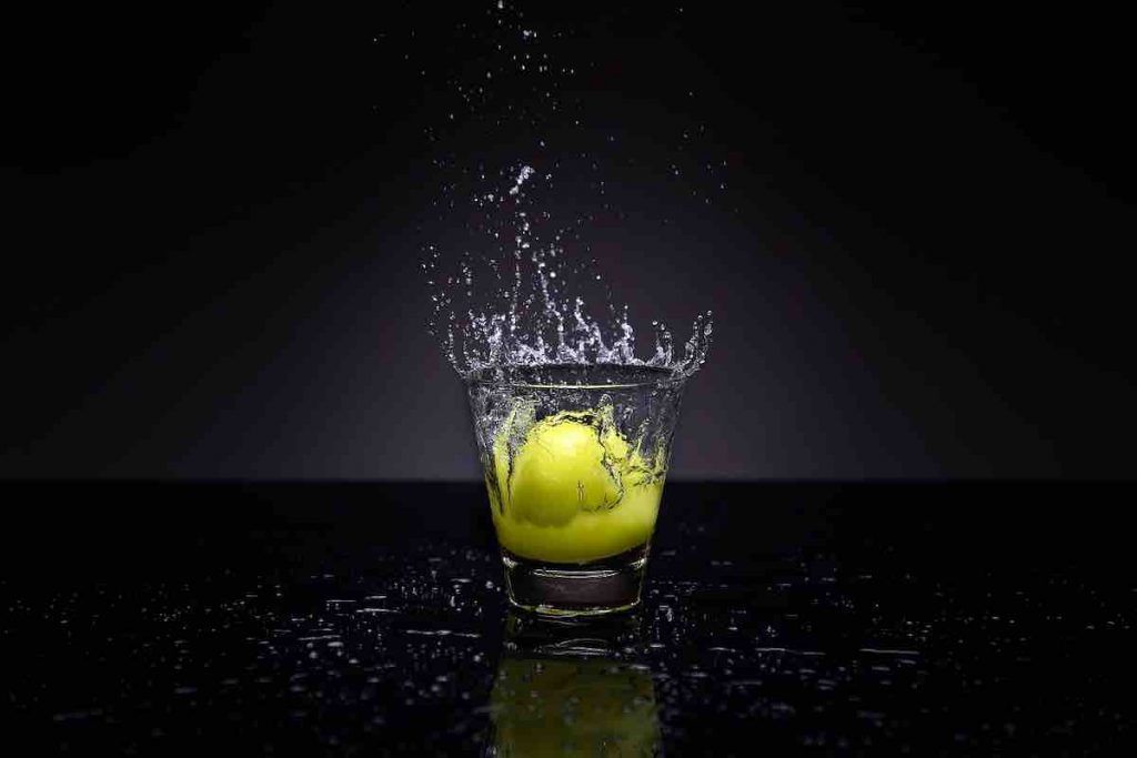  citron dans un verre d'eau